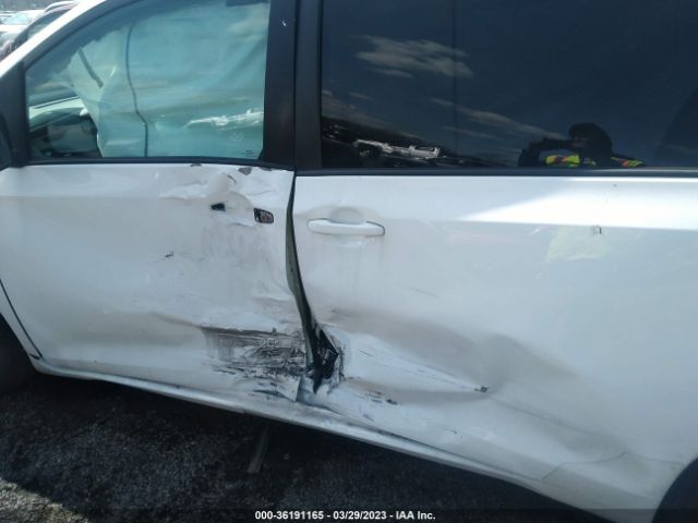 5TDKZ3DC1HS835604 Toyota SIENNA LE