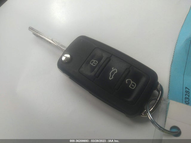 WVGAV7AX8GW604585 Volkswagen TIGUAN S
