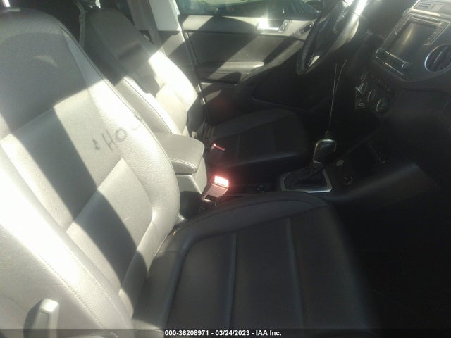 WVGAV7AXXHK038437 Volkswagen TIGUAN