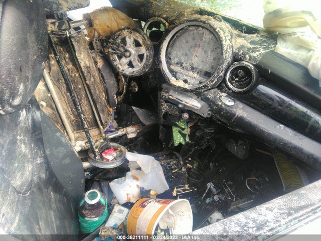 2010 MINI COOPER CLUBMAN WMWML3C51ATX51560 Photo 4