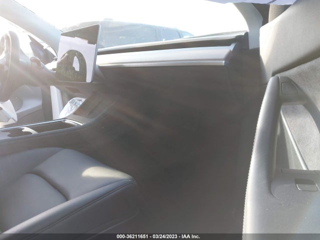 Tesla Model Y Long Range 2022 7SAYGDEE4NF392034 Image 5