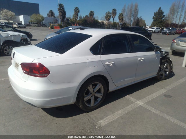 1VWAT7A30EC038151 Volkswagen Passat Wolfsburg Ed