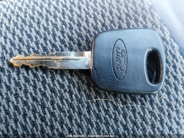 2004 FORD FOCUS LX VIN: 1FAFP33P64W201510