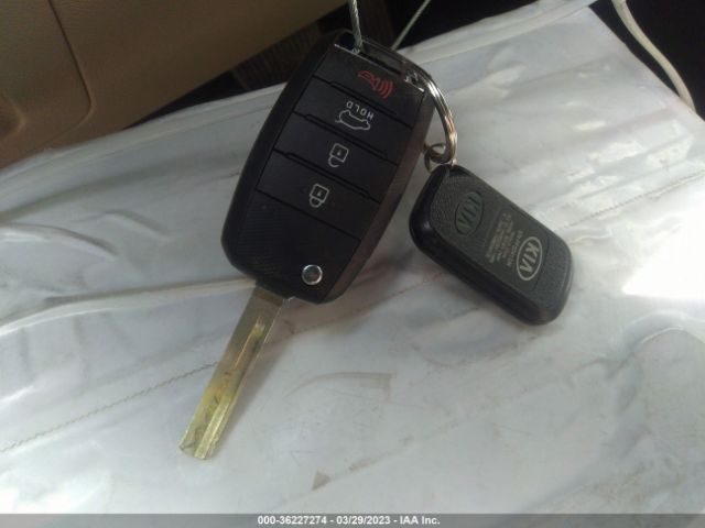 5XYPGDA38KG470414 KIA SORENTO LX
