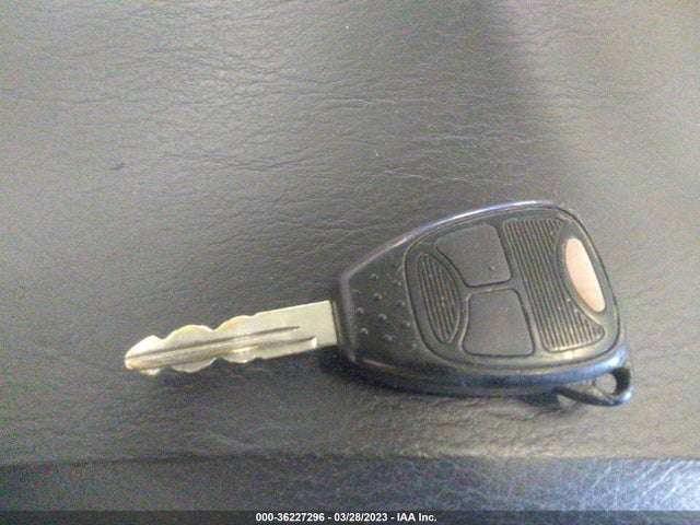 2006 CHRYSLER TOWN & COUNTRY SWB VIN: 1A4GP45R56B615787