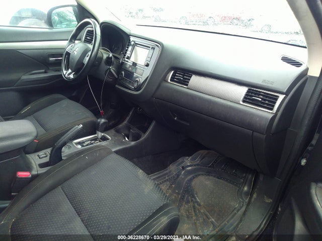 JA4AD3A35GZ015385 Mitsubishi Outlander Se