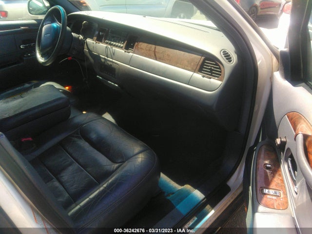 2000 LINCOLN TOWN CAR EXECUTIVE VIN: 1LNHM81W6YY805471