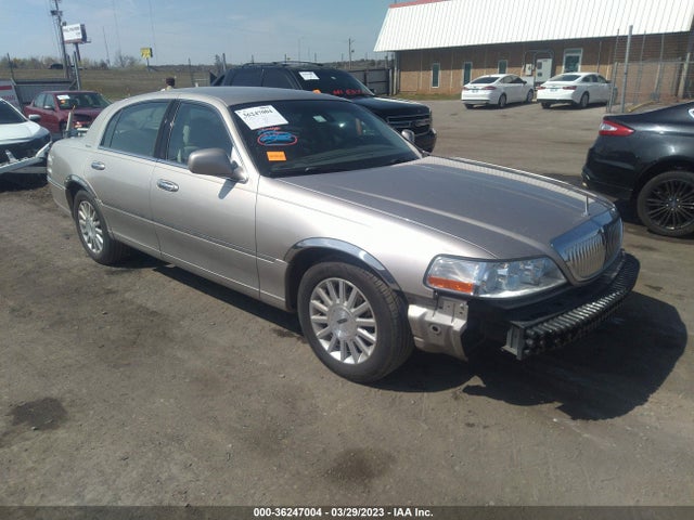 36247004 :رقم المزاد ، 1LNHM82W53Y628676 vin ، 2003 Lincoln Town Car Signature مزاد بيع