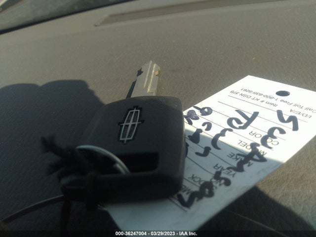 36247004 :رقم المزاد ، 1LNHM82W53Y628676 vin ، 2003 Lincoln Town Car Signature مزاد بيع