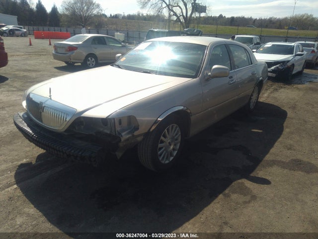 36247004 :رقم المزاد ، 1LNHM82W53Y628676 vin ، 2003 Lincoln Town Car Signature مزاد بيع