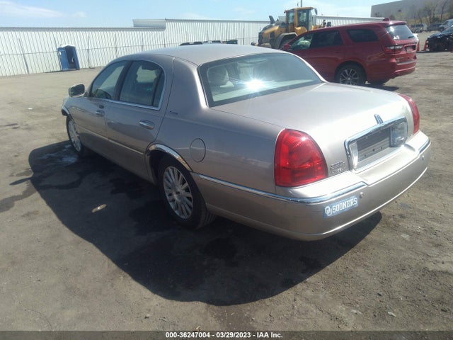 36247004 :رقم المزاد ، 1LNHM82W53Y628676 vin ، 2003 Lincoln Town Car Signature مزاد بيع