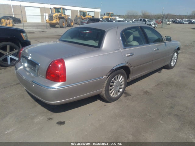 36247004 :رقم المزاد ، 1LNHM82W53Y628676 vin ، 2003 Lincoln Town Car Signature مزاد بيع
