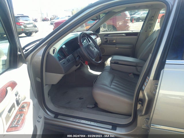 36247004 :رقم المزاد ، 1LNHM82W53Y628676 vin ، 2003 Lincoln Town Car Signature مزاد بيع