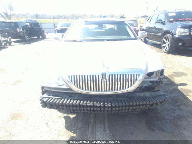 36247004 :رقم المزاد ، 1LNHM82W53Y628676 vin ، 2003 Lincoln Town Car Signature مزاد بيع