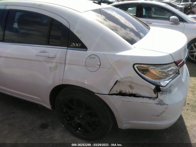 1C3CCBAB9EN124590 Chrysler 200 LX