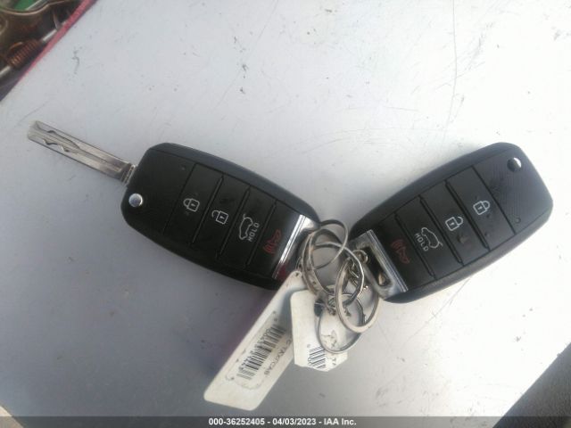 KNDMB5C10F6056801 KIA SEDONA LX