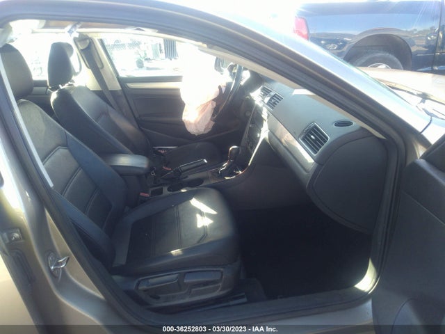 1VWAT7A31FC080586 Volkswagen Passat 1.8t Wolfsburg Ed
