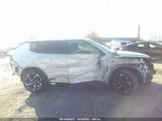 JA4J4UA83NZ005226 Mitsubishi Outlander Se