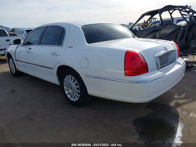 2004 LINCOLN TOWN CAR SIGNATURE VIN: 1LNHM81W44Y677158