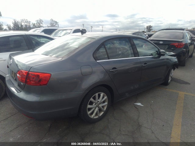 3VWD17AJ5EM384891 Volkswagen Jetta Sedan Se