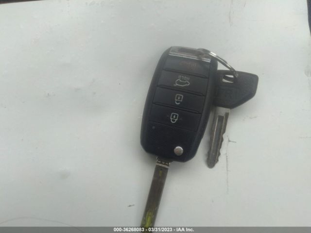 KNDPMCAC6H7237270 KIA Sportage Lx
