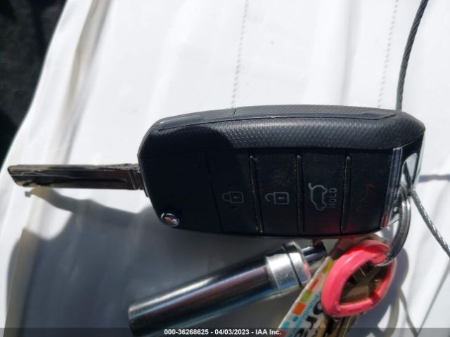 KNDPMCAC1H7068954 KIA Sportage Lx