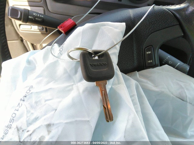 2002 VOLVO V70 VIN: YV1SZ58DX21073306