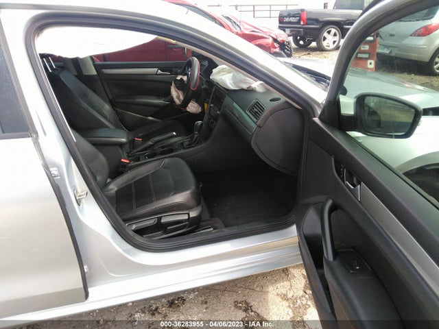 1VWAT7A37FC045096 Volkswagen Passat 1.8t Wolfsburg Ed