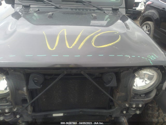 1C4HJXEGXJW299266 Jeep Wrangler Unlimited Sahara