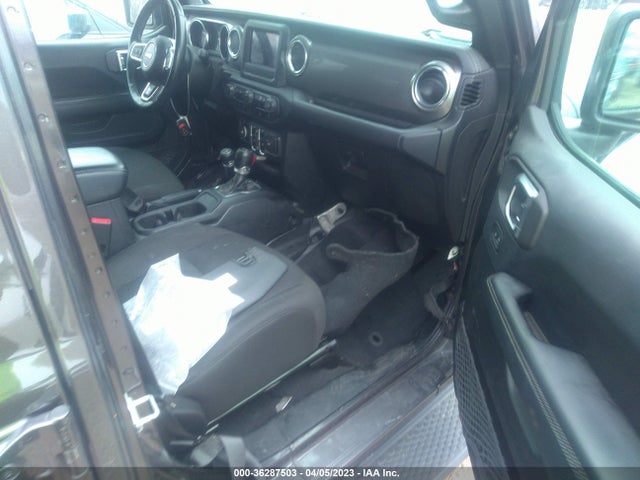 1C4HJXEGXJW299266 Jeep Wrangler Unlimited Sahara