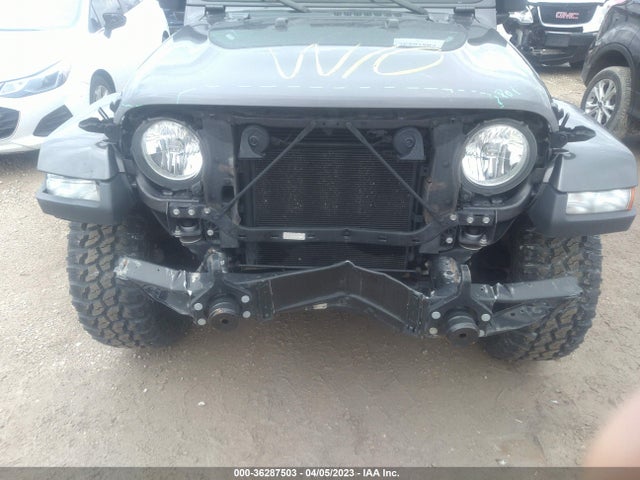 1C4HJXEGXJW299266 Jeep Wrangler Unlimited Sahara