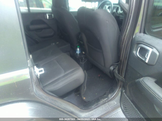 1C4HJXEGXJW299266 Jeep Wrangler Unlimited Sahara