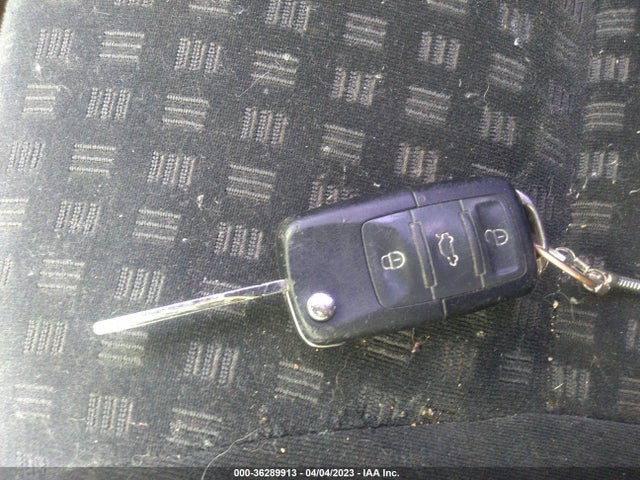 2002 VOLKSWAGEN PASSAT GLS VIN: WVWPD63B82P451769