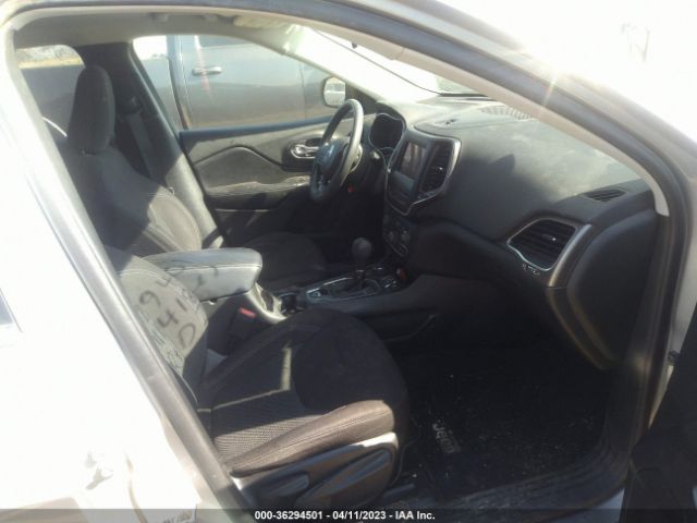 1C4PJMCXXKD112909 Jeep Cherokee Latitude