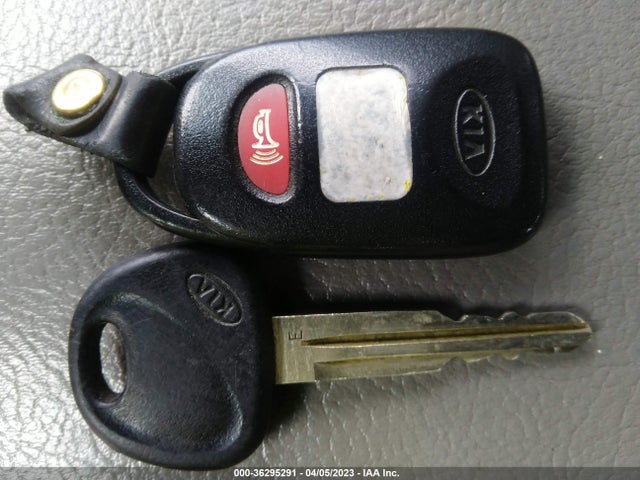 2008 KIA SORENTO LX VIN: KNDJC735985784768