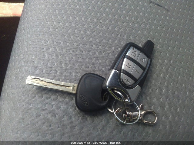 2011 KIA SORENTO LX VIN: 5XYKTDA18BG059583