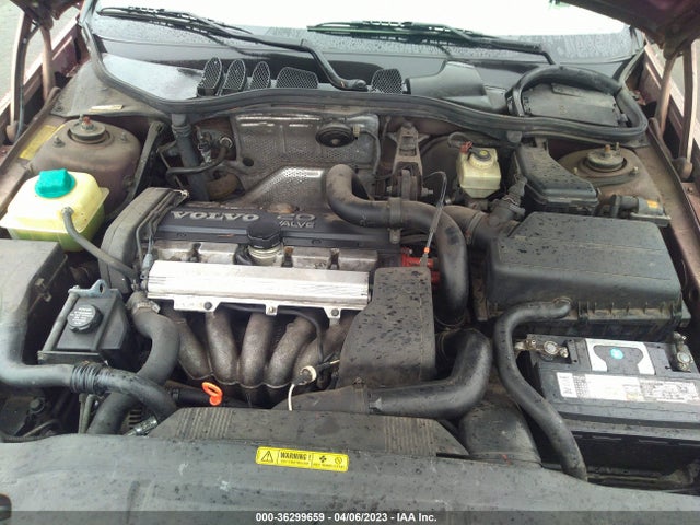 1998 VOLVO V70 XC VIN: YV1LZ5642W2491852