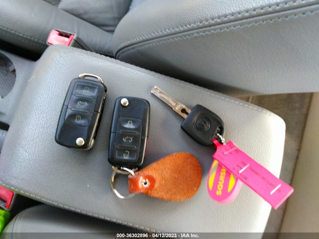 2003 VOLKSWAGEN PASSAT GLX VIN: WVWRH63B13P200848