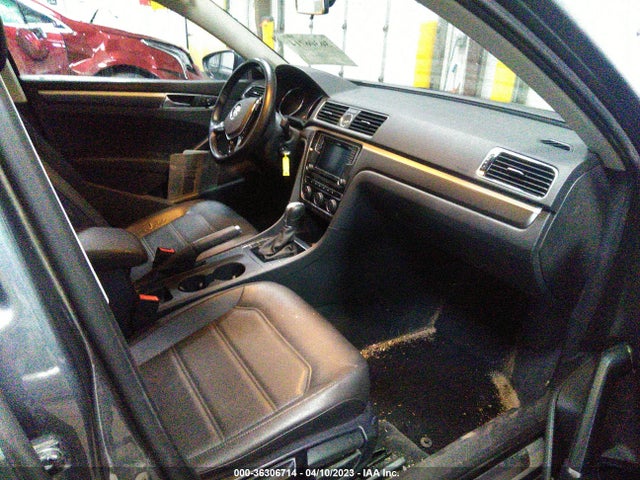 1VWDT7A32HC038976 Volkswagen Passat R-line W/comfort Pkg