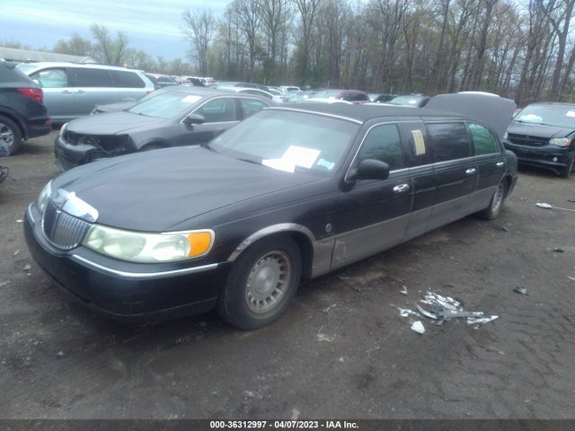 2000 LINCOLN TOWN CAR SIGNATURE VIN: 1L1FM81W4YY804828