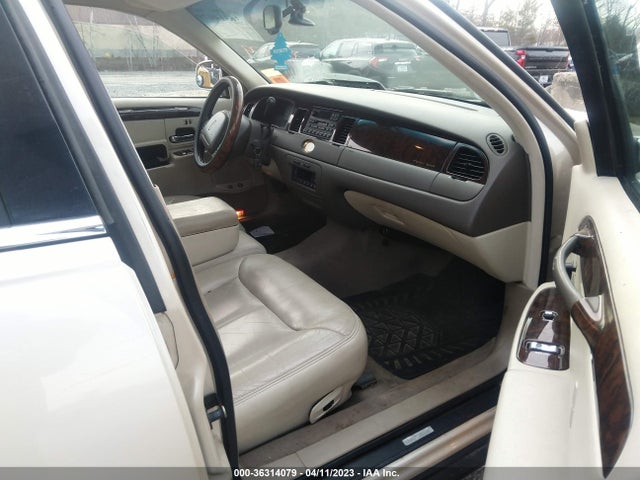 1999 LINCOLN TOWN CAR CARTIER VIN: 1LNHM83W1XY661467