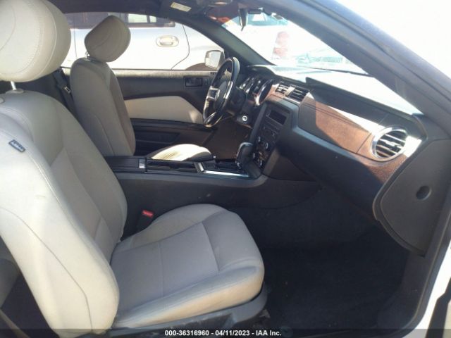 1ZVBP8EM9E5299820 Ford Mustang V6