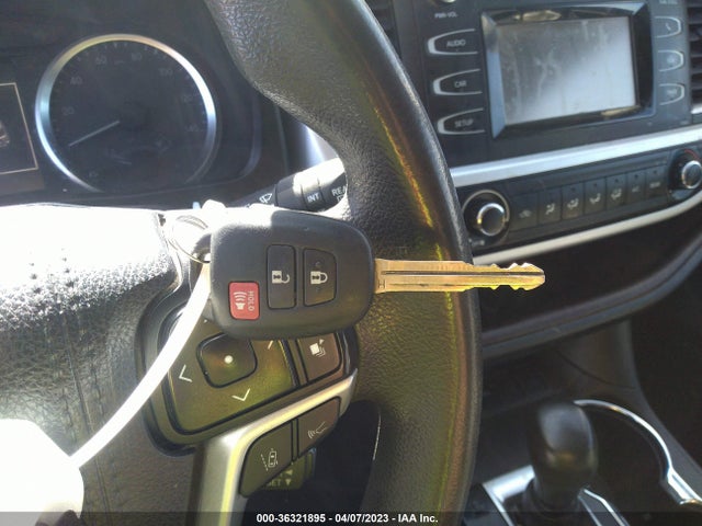 Toyota Highlander Le 2019 5TDZARFH2KS049545 Image 3
