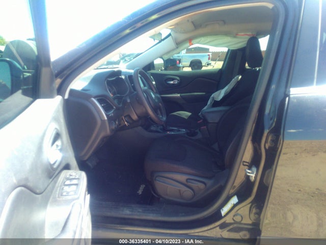 1C4PJLCB5KD240733 Jeep Cherokee Latitude