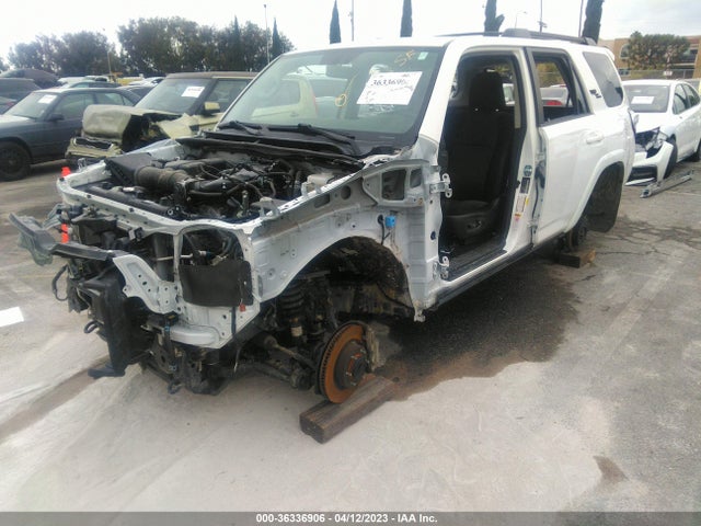 Toyota 4RUNNER SR5 2018 JTEBU5JR1J5492156 Image 2