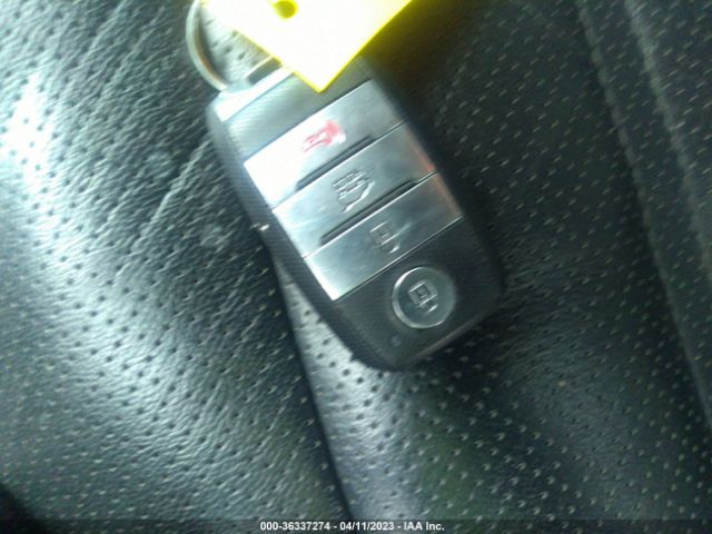 5XYPGDA38HG335460 KIA SORENTO LX