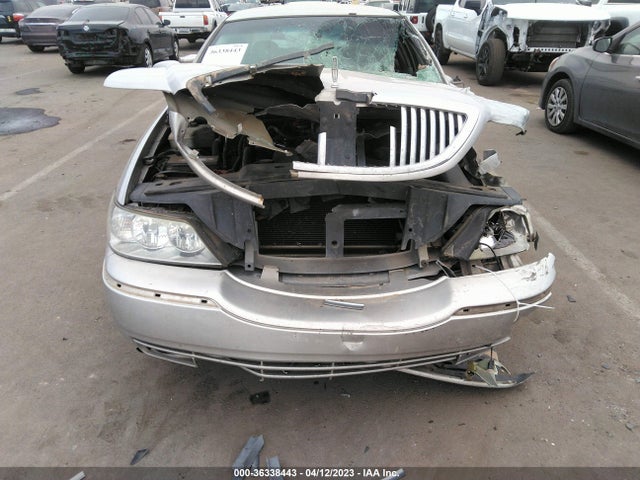 2006 LINCOLN TOWN CAR SIGNATURE VIN: 1LNHM81W26Y623196