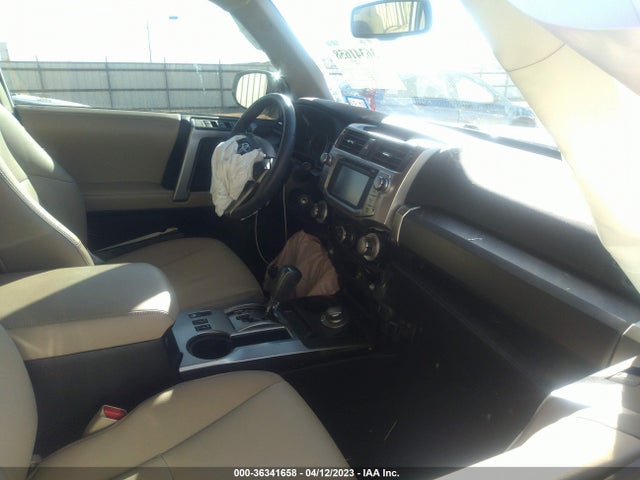 Toyota 4RUNNER SR5 2019 JTEBU5JRXK5635557 Image 5