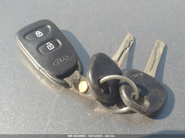 2011 KIA SORENTO LX VIN: 5XYKTDA19BG124635