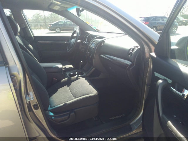 2011 KIA SORENTO LX VIN: 5XYKTDA19BG124635